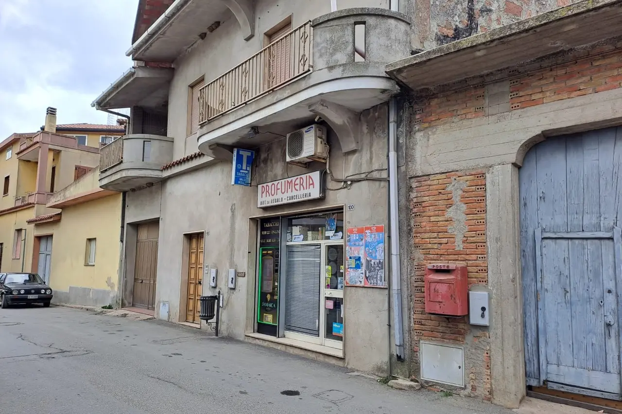 La tabaccheria rapinata (foto Serreli)