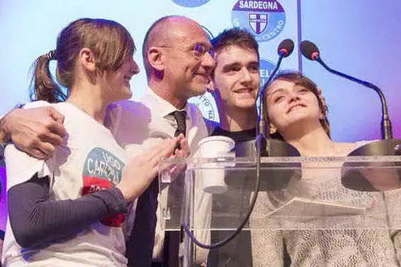 Ugo Cappellacci con i suoi figli durante l'ultima campagna elettorale per le regionali