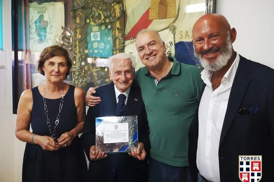 Guido Garrucciu con la targa della presidenza onoraria (foto Torres Calcio)