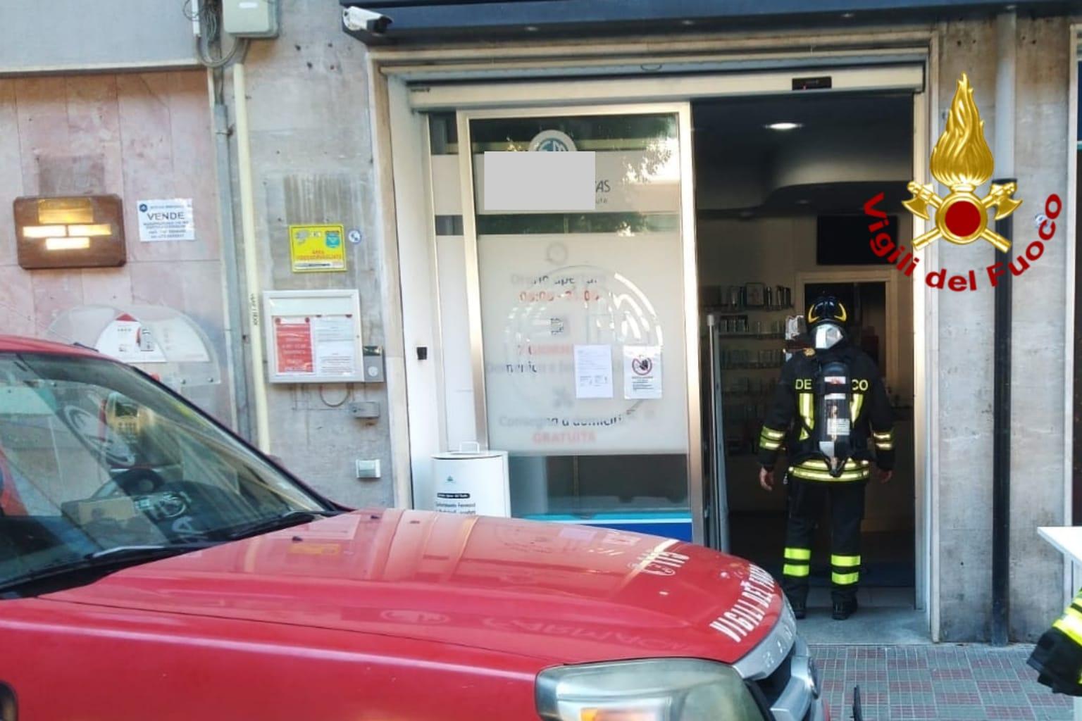 Cagliari, fiamme in farmacia: intervengono i vigili del fuoco