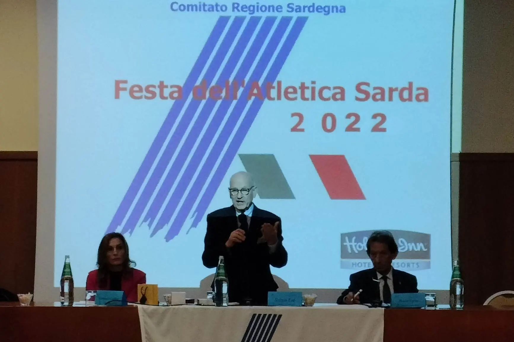 Al centro il presidente della Fidal Sardegna Sergio Lai, a sinistra la vice presidente della Fidal Sardegna Manuela Caddeo, a destra il presidente del Coni sardo Bruno Perra (L'Unione Sarda - Lasio)