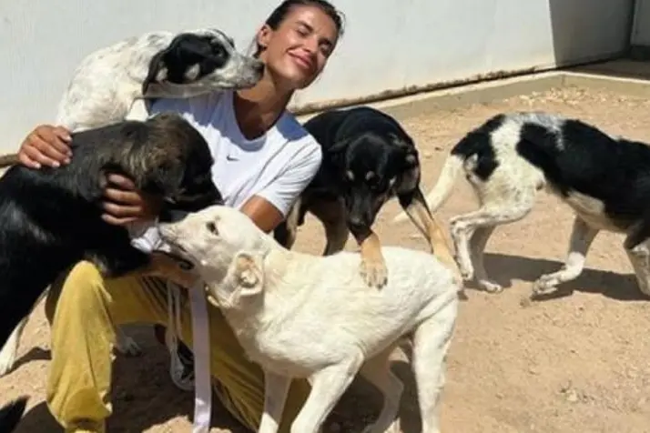 Elisabetta Canalis con i suoi amati cani (foto Tellini)