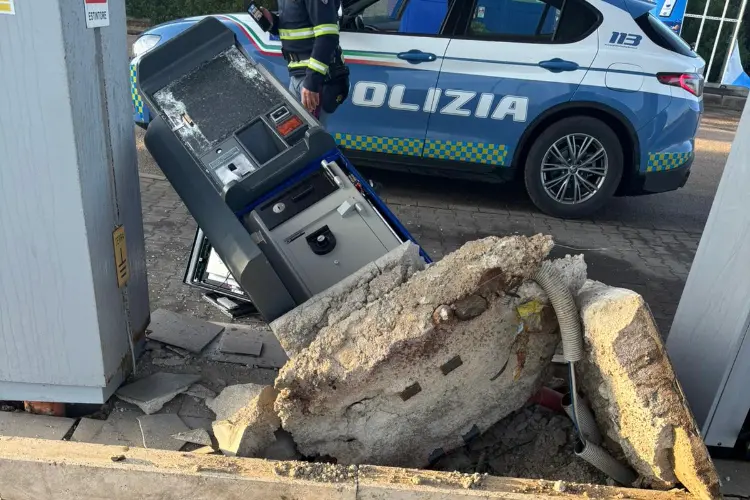 La colonnina dell'impianto di distribuzione scardinato a Porto Torres (foto concessa)