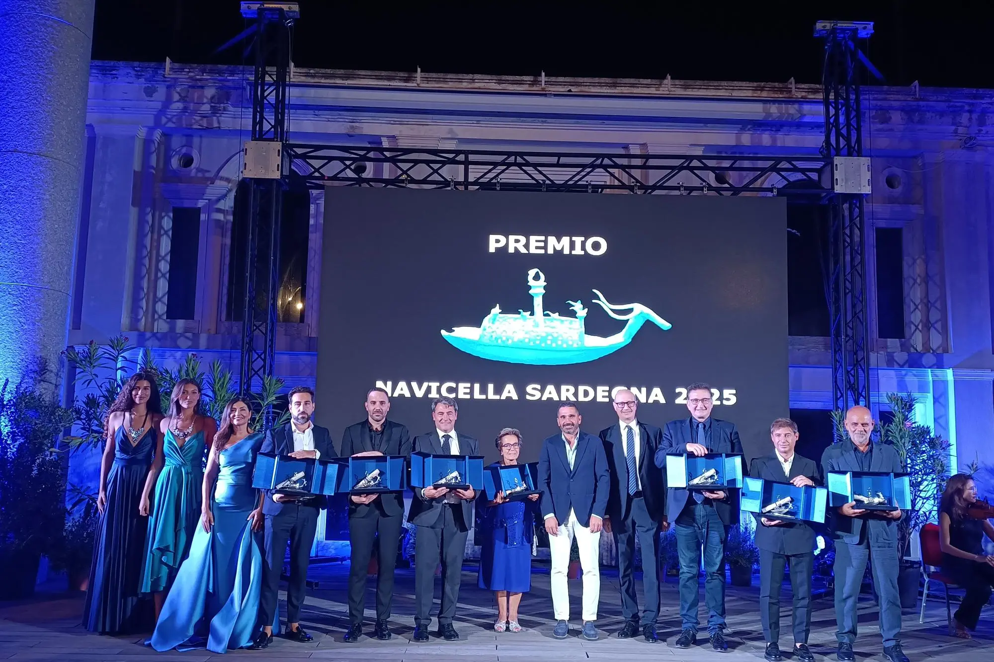 Foto di gruppo del Premio Navicella Sardegna 2025 (foto Ilenia Giagnoni)