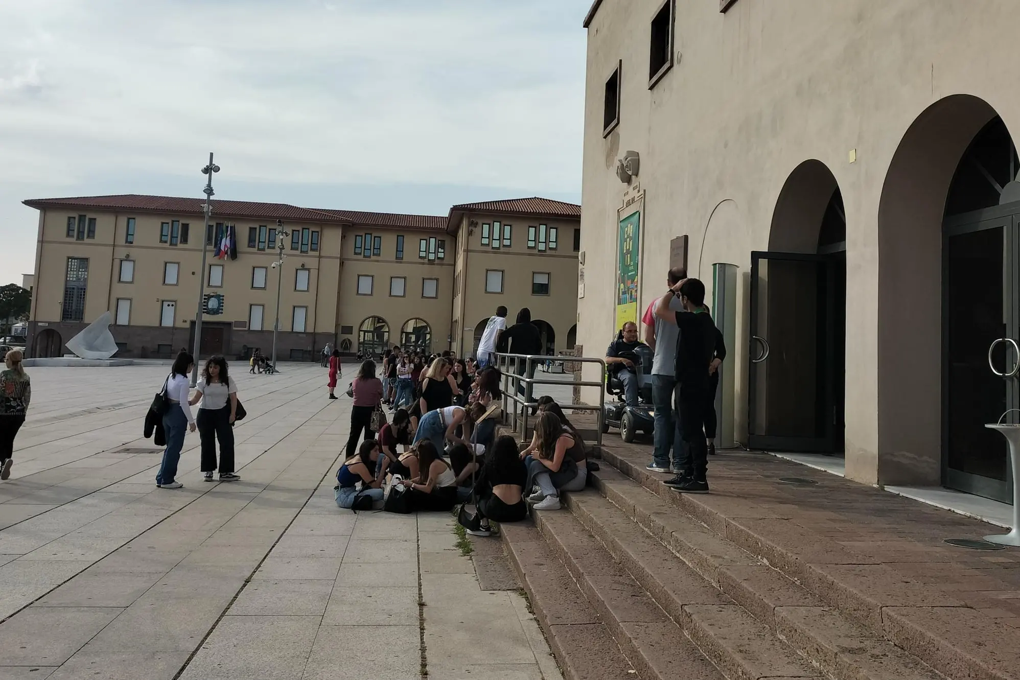I giovani di Carbonia a teatro in piazza Roma (foto Scano)