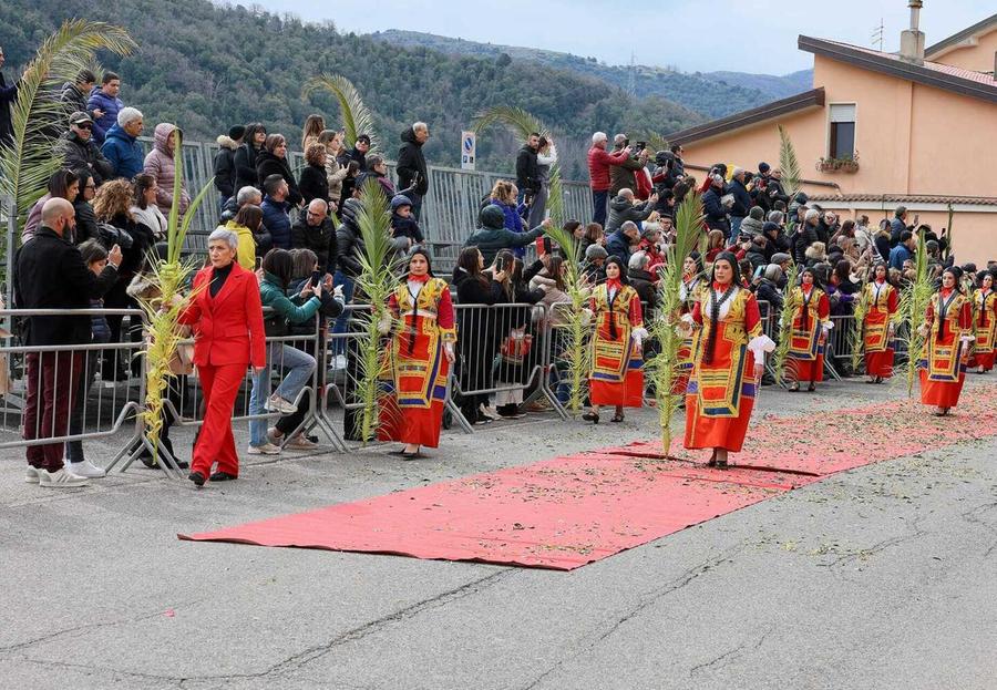 Desulo, le prioresse richiamano una grande folla