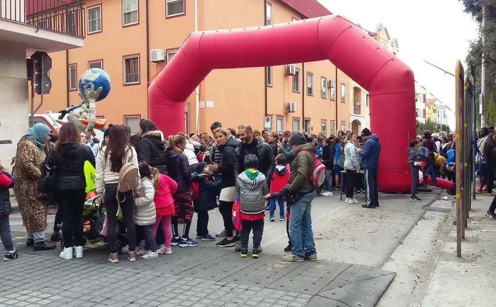 La festa davanti alla scuola