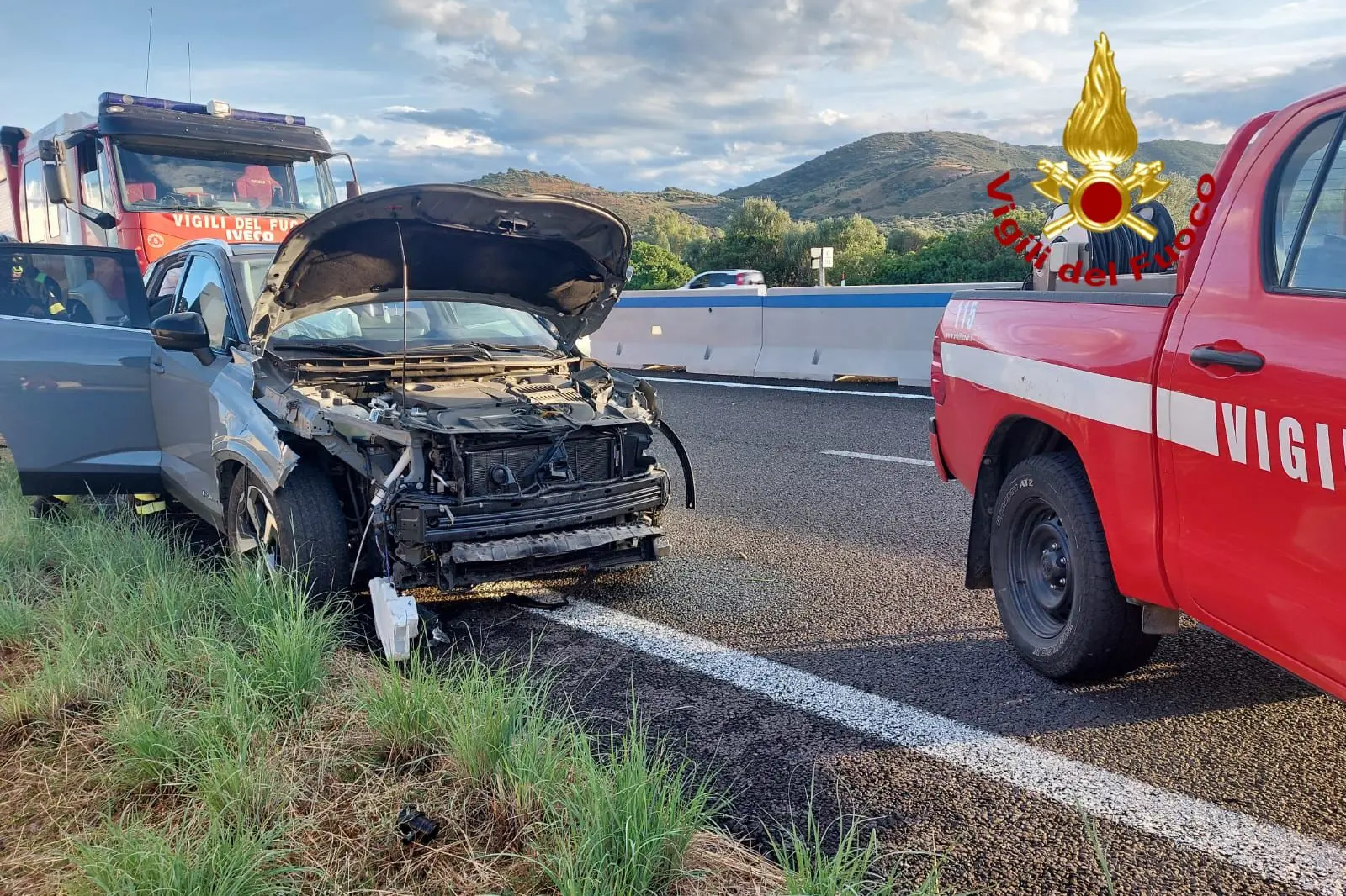L'incidente stradale all'altezza del bivio per Agrustos (foto vigili del fuoco)