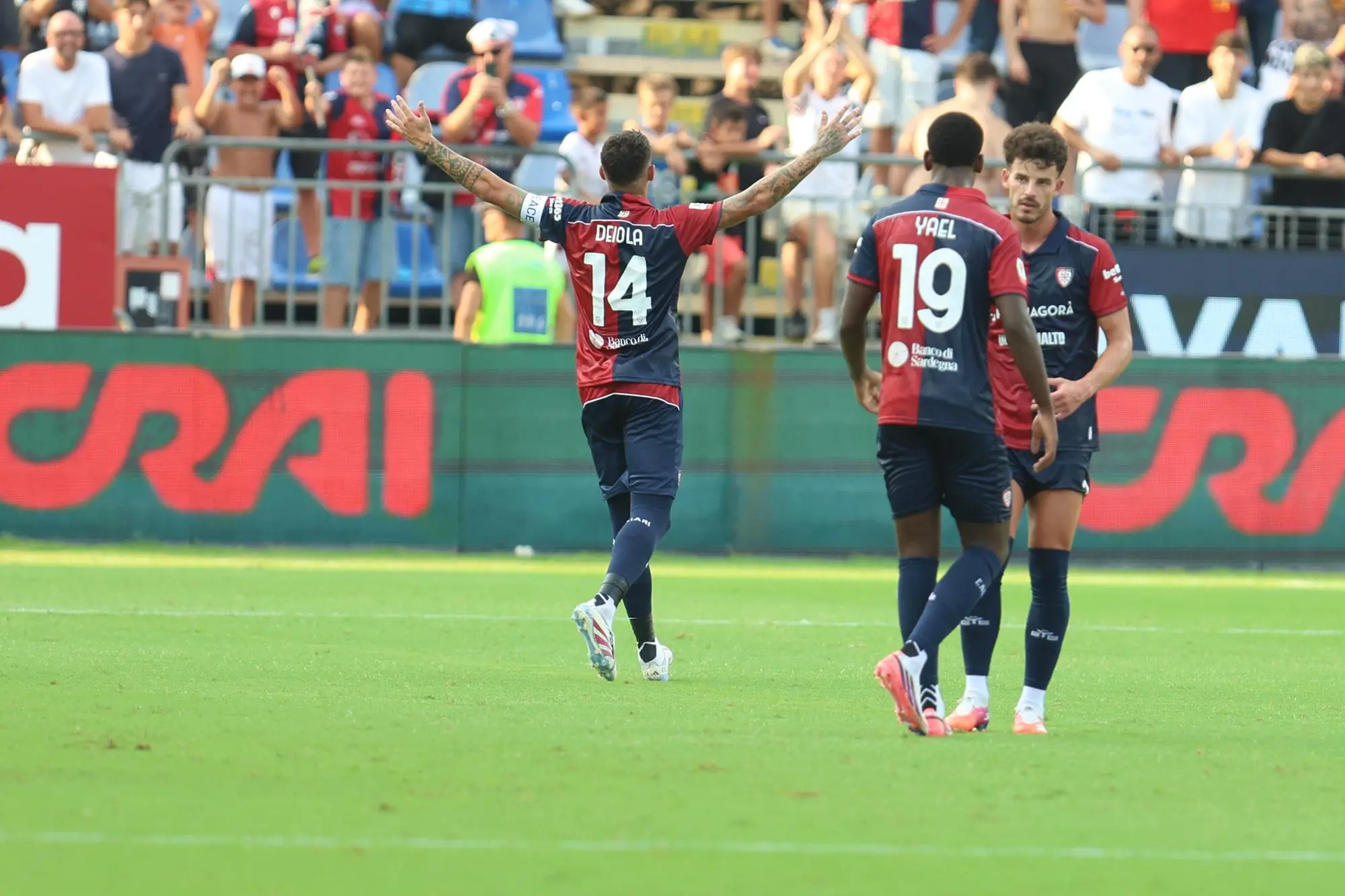 Alessandro Deiola esulta per il gol che ha sbloccato Cagliari-Arezzo (foto Fabio Murru)