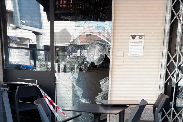 Il vetro sfondato a Locanda Caddeo (foto L'Unione Sarda)