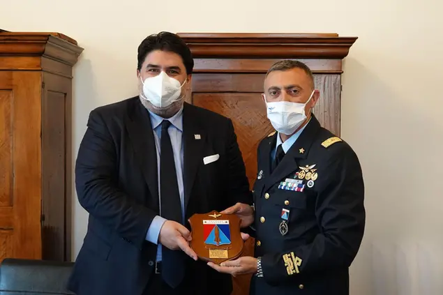 Il presidente Solinas e il generale Marzinotto (foto Regione Sardegna)