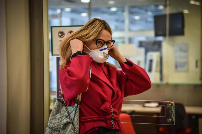 La consegna delle mascherine - Controllo temperatura corporea con termoscanner e consegna kit con guanti e mascherine all’ingresso del Pirellone per il consiglio regionale a causa dell’emergenza coronavirus Covid-19 Milano, 31 Marzo 2020Ansa/Matteo Corner