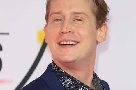 epa07081893 US actor Macaulay Culkin arrives for the 2018 American Music Awards at the Microsoft Theater in Los Angeles, California, USA, 09 October 2018. EPA/NINA PROMMER