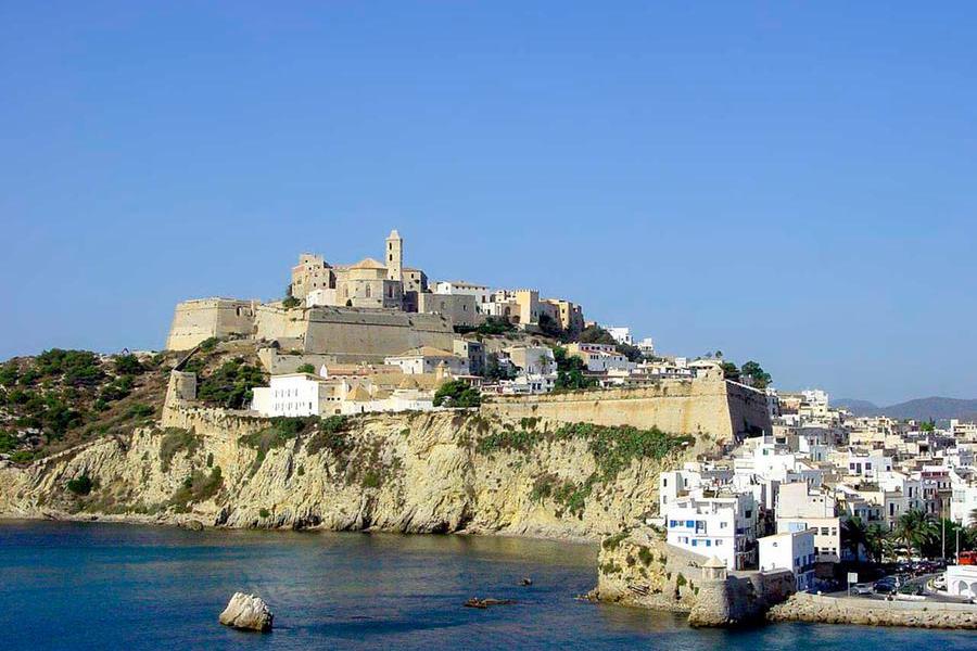 Allarme Covid a Ibiza, il tasso di positività balza al 20%