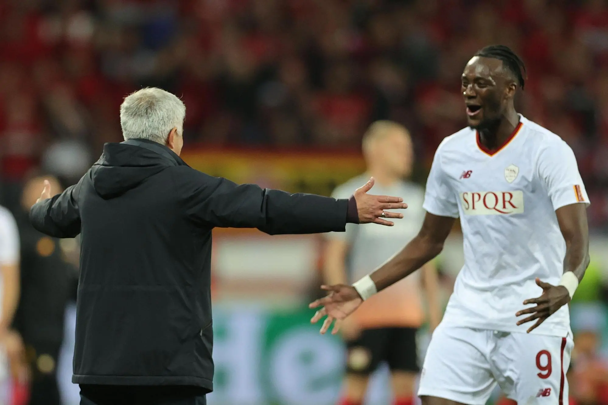 epa10637723 Roma’s head coach Jose Mourinho (L) celebrates with his player Tammy Abraham (R) after the UEFA Europa League semi final second leg soccer match between Bayer Leverkusen and AS Roma in Leverkusen, Germany, 18 May 2023. EPA/FRIEDEMANN VOGEL