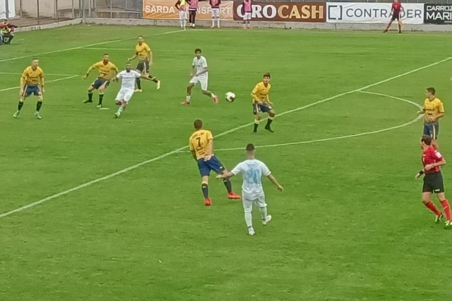 Una giocata di Roberto Biancu nel match tra Olbia e Modena (foto concessa da Ilenia Giagnoni)