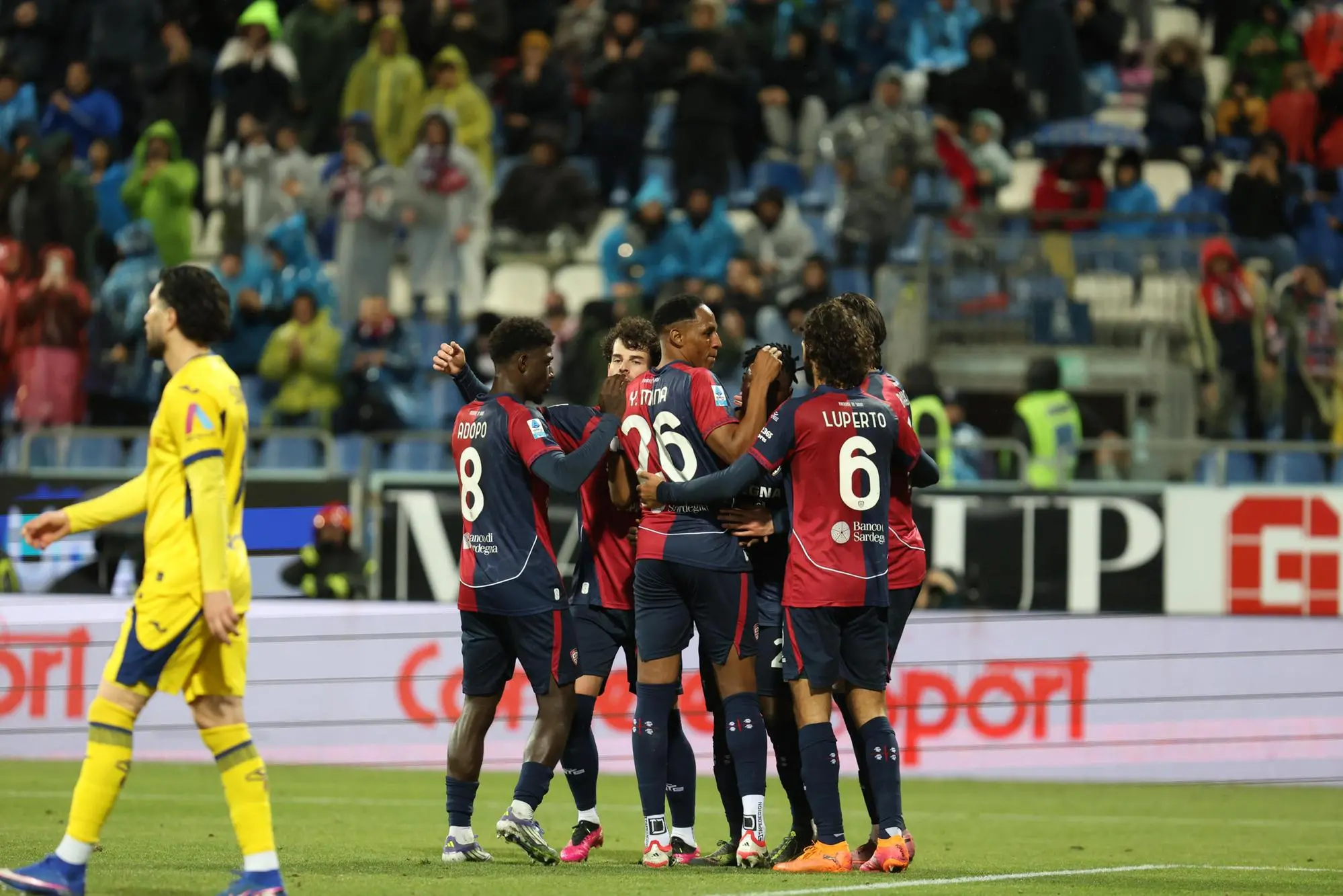 Cagliari’s Ibrahim Sulemana and teammates jubilate after scoring the goal 3-0 during the Italian Serie A soccer match Cagliari calcio vs Hellas Verona at the Unipol Domus in Cagliari, Italy, 31 January 2026 ANSA/FABIO MURRU