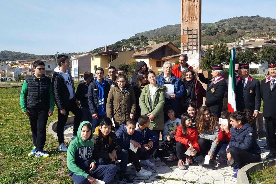 I ragazzi con gli insegnanti, amministratori comunali e associazioni (foto L'Unione Sarda - Oggianu)