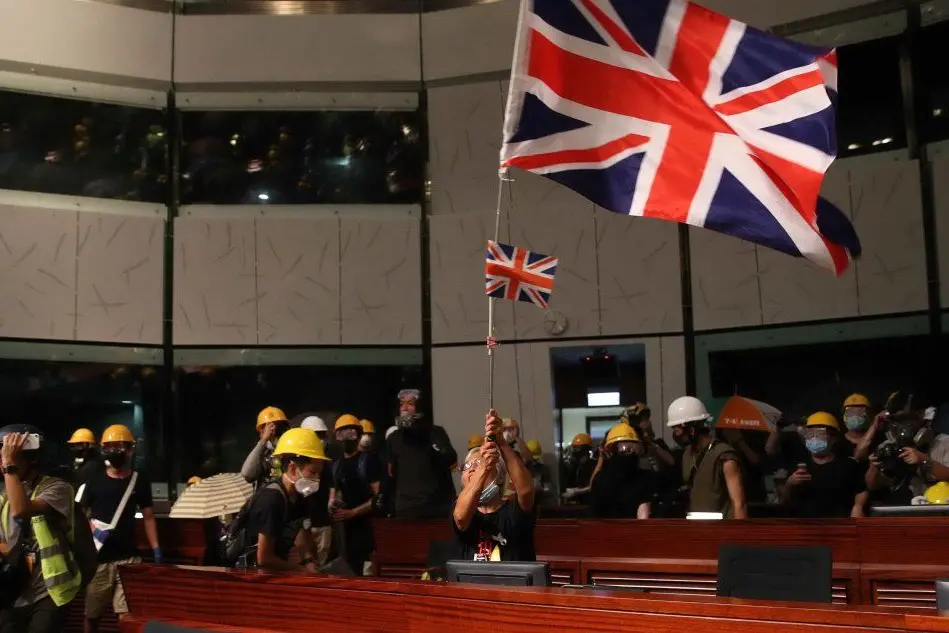 La bandiera britannica in Parlamento (Ansa)