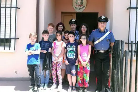 Gli alunni in visita alla stazione dei carabinieri di Asuni
