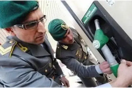 Controlli della Finanza nei distributori di benzina