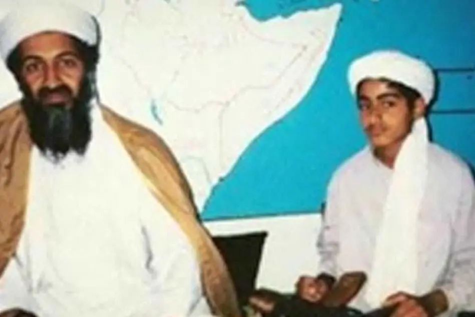 Bin Laden con il figlio Hamza, ancora giovanissimo (foto Ansa)