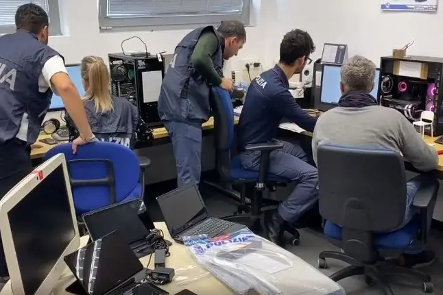 Agenti al lavoro (foto Polizia)