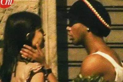 La foto di 'Chi' che riprende Ronaldinho e la Tommasi