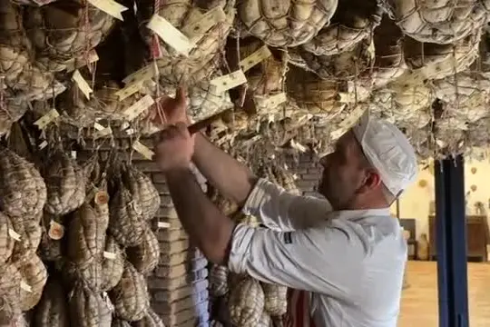 Culatello, il segreto del Po che ora conquista il re Carlo III