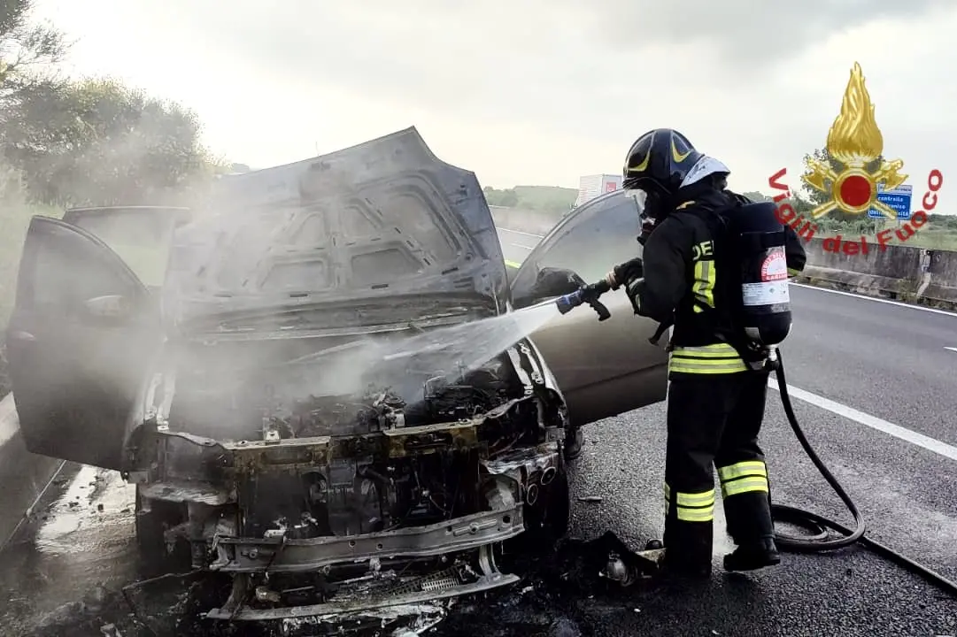 I vigili del fuoco spengono l'incendio sulla Statale 131 a Sardara