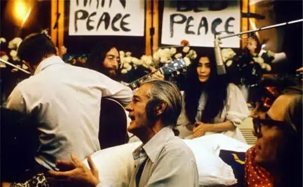 Lennon mentre registra la canzone &quot;Give Peace a Chance&quot; (foto da Wikipedia)