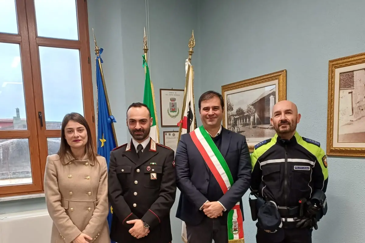 Il comandante dei carabinieri Ivan Melis con la vicesindaca Rachele Carrisi, il sindaco Stefano Altea e il comandante della polizia locale Massimiliano Orrù