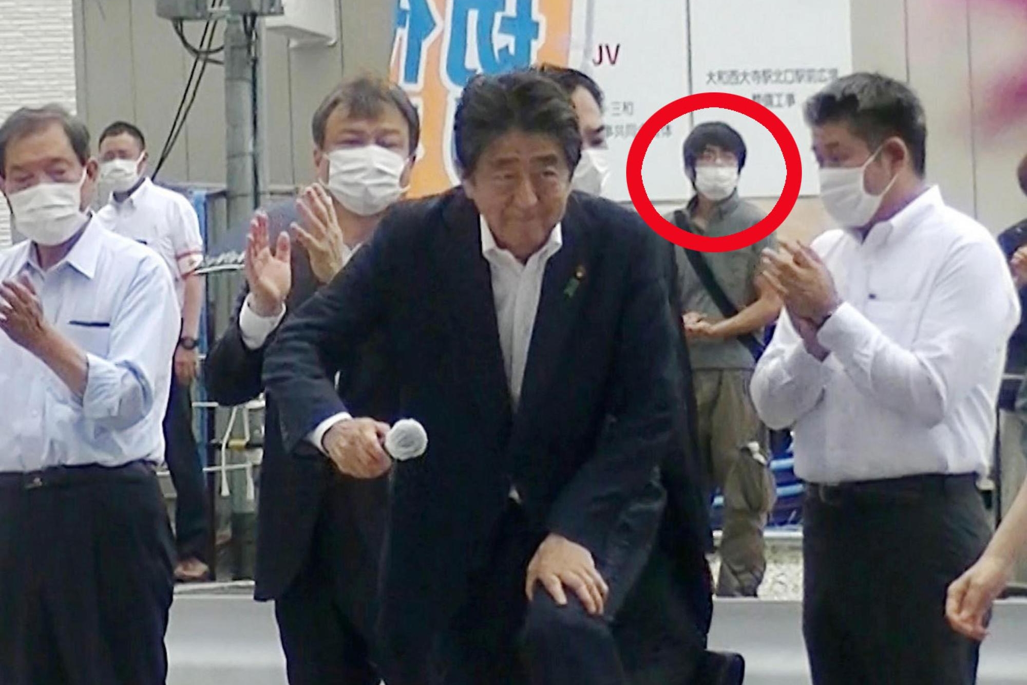 L'attentatore (nel cerchio rosso), il 41enne Tetsuya Yamagami, è in piedi dietro a Shinzo Abe mentre l'ex primo ministro giapponese inizia a parlare durante un discorso elettorale a Nara, nel Giappone centrale, 8 luglio 2022. ANSA