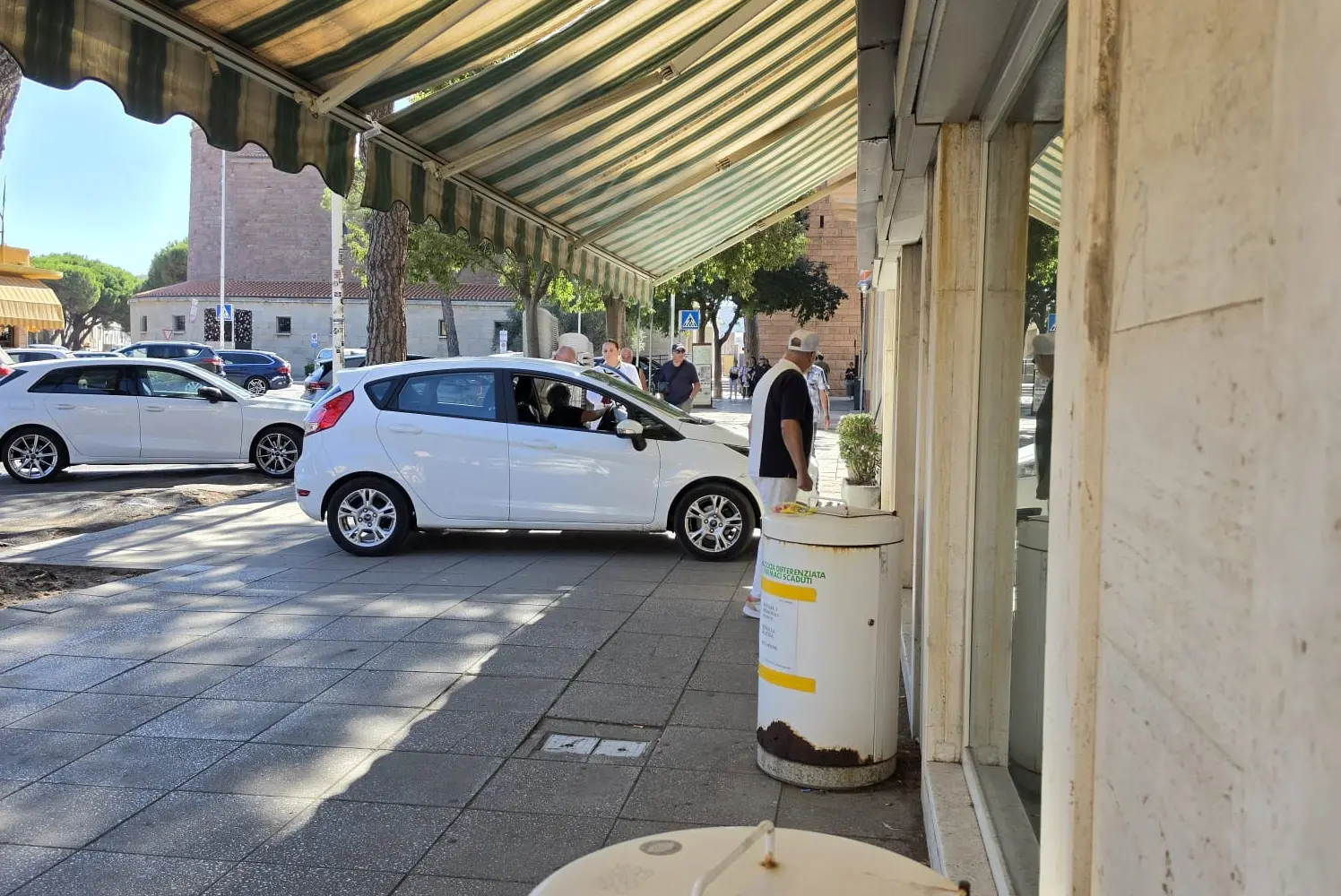 L'auto sul marciapiede (Foto: Fabio Murru)