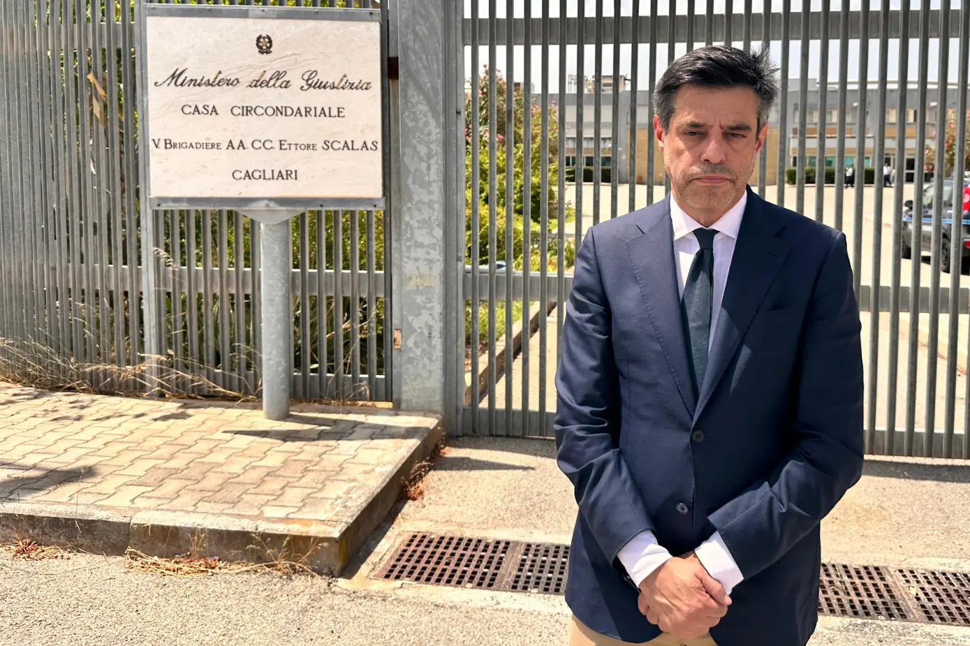 Marco Meloni davanti al carcere di Uta
