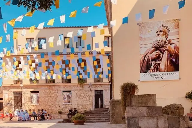 Il piazzale della chiesa di Sant'Ignazio, a Laconi (foto di Sara Pinna)