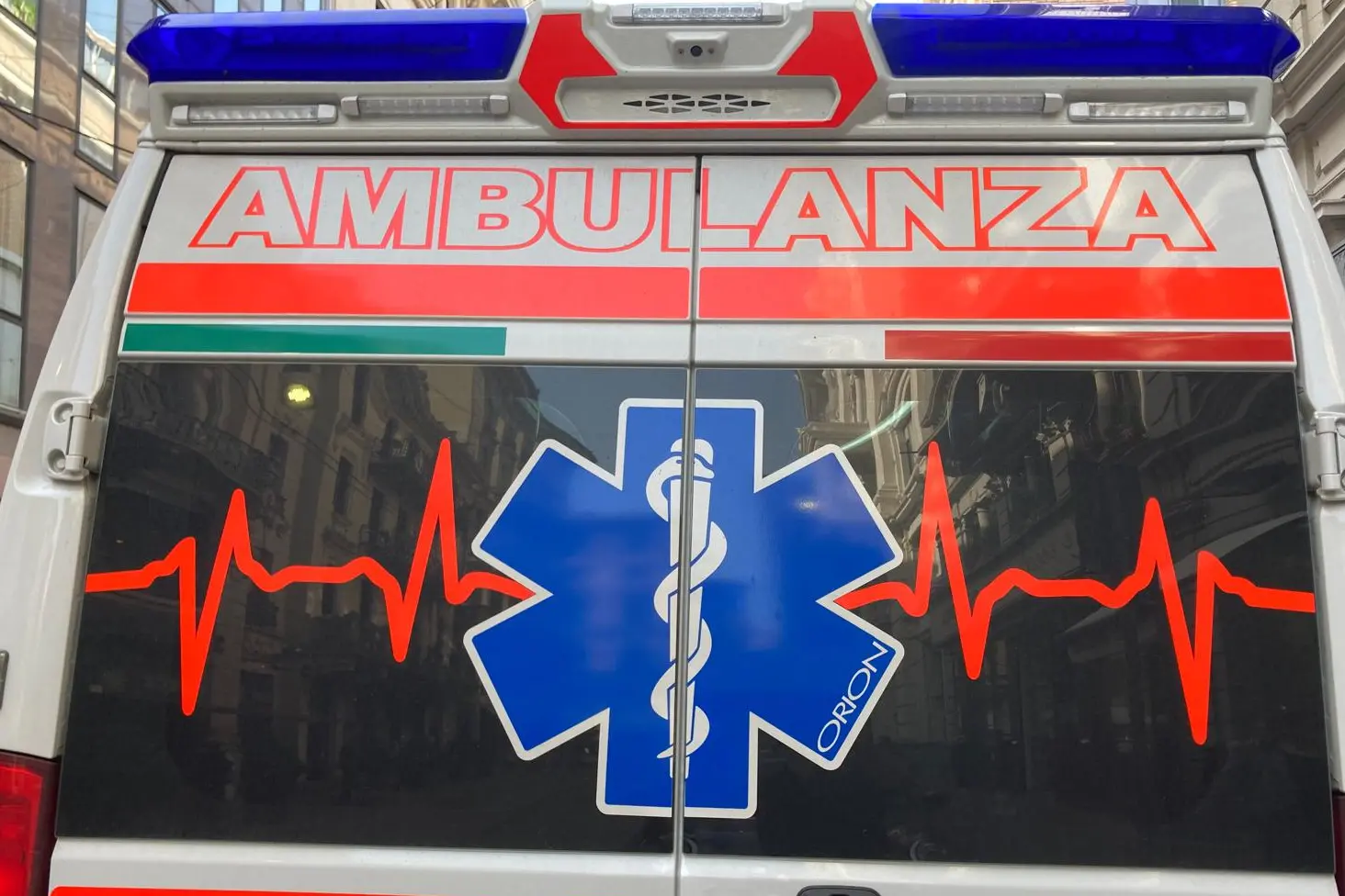 Ambulanza (foto L'Unione Sarda)