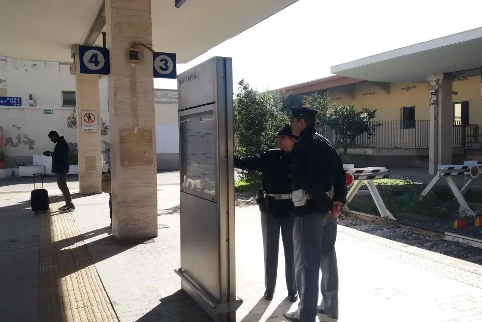 Polizia alla stazione di Cagliari (Archivio L'Unione Sarda)