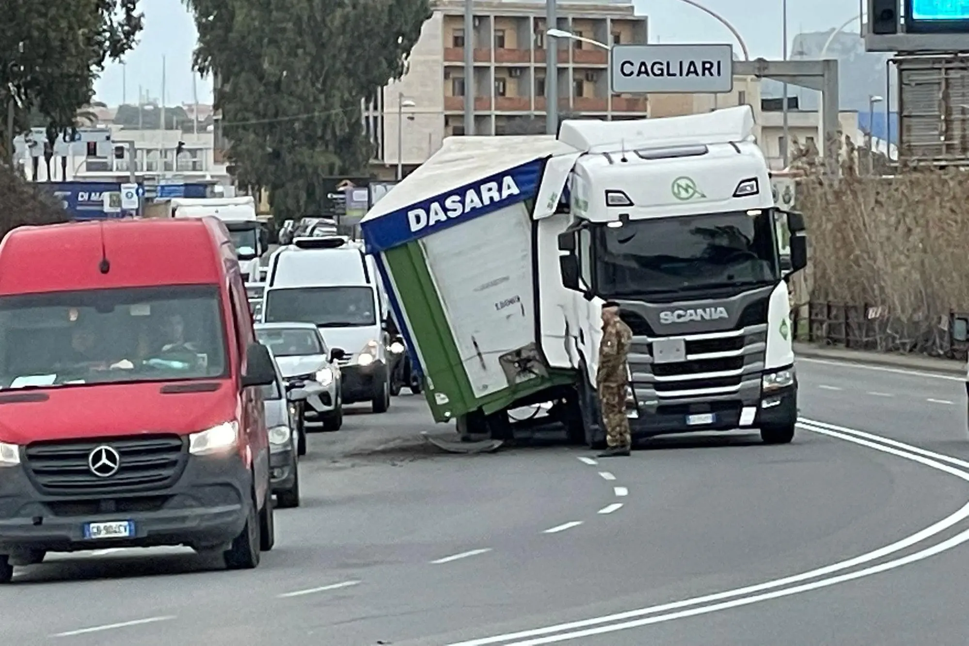 Il camion che ha perso il rimorchio in viale La Plaia