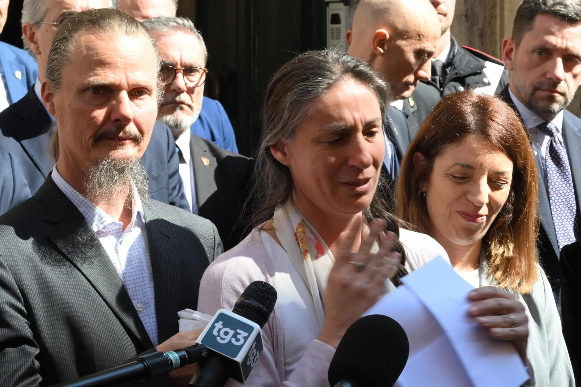 I genitori della 'famiglia nel bosco', Catherine Birmingham e Nathan Trevallion fuori Palazzo Giustiniani al termine dell'incontro con il presidente del Senato, Ignazio La Russa a Roma, 25 marzo 2026. ANSA/MAURIZIO BRAMBATTI