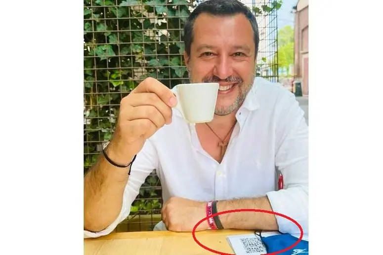 La foto postata da Salvini su Facebook