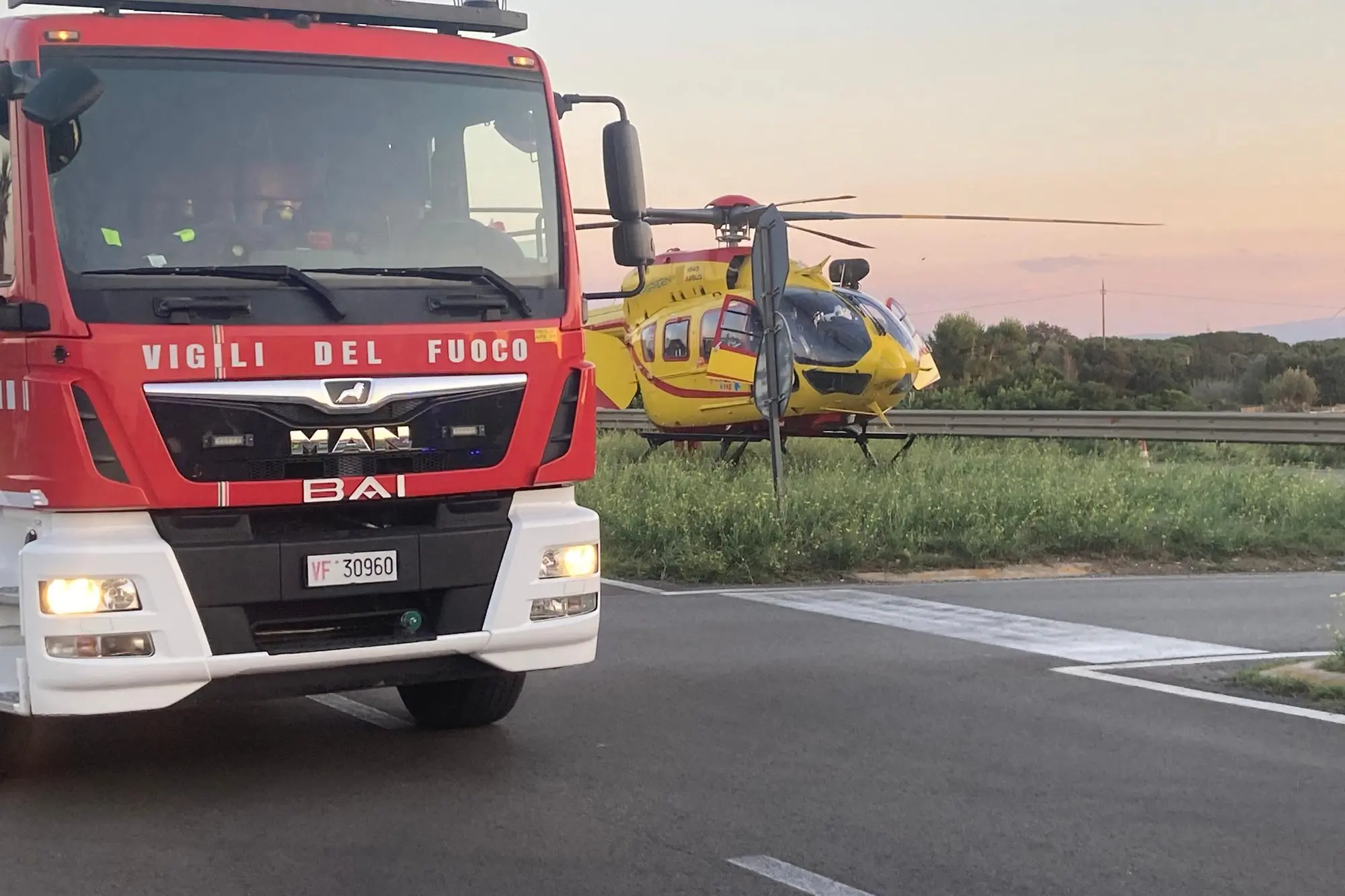 Elicottero e vigili del fuoco (foto Pala)