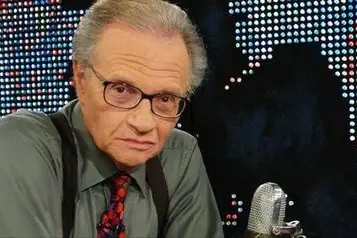 Esattamente un anno fa il giornalismo televisivo americano – non solo - diceva addio a una delle sue leggende: Larry King, morto in un ospedale a Los Angeles il 23 gennaio 2021, all’età di 87 anni, stroncato da un’infezione causata dal Covid-19. In oltre sessant’anni di carriera, King – al secolo Lawrence Harvey Zeiger - ha intervistato circa 50mila persone, tra cui tutti presidenti Usa, da Richard Nixon a Barack Obama, leader mondiali come Mikhail Gorbaciov, Tony Blair e Vladimir Putin e divi del cinema e spettacolo. Per anni il suo “Larry King Live” è stato un appuntamento fisso del palinsesto notturno dell’emittente Cnn. (Unioneonline/l.f.)