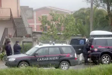 I carabinieri di Isili davanti all'abitazione di Pierangelo Spanu