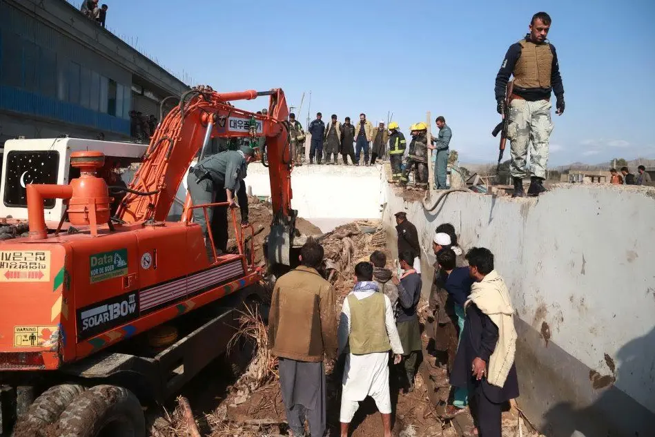 I resti di un'esplosione a Jalalabad (Epa - Habibi)