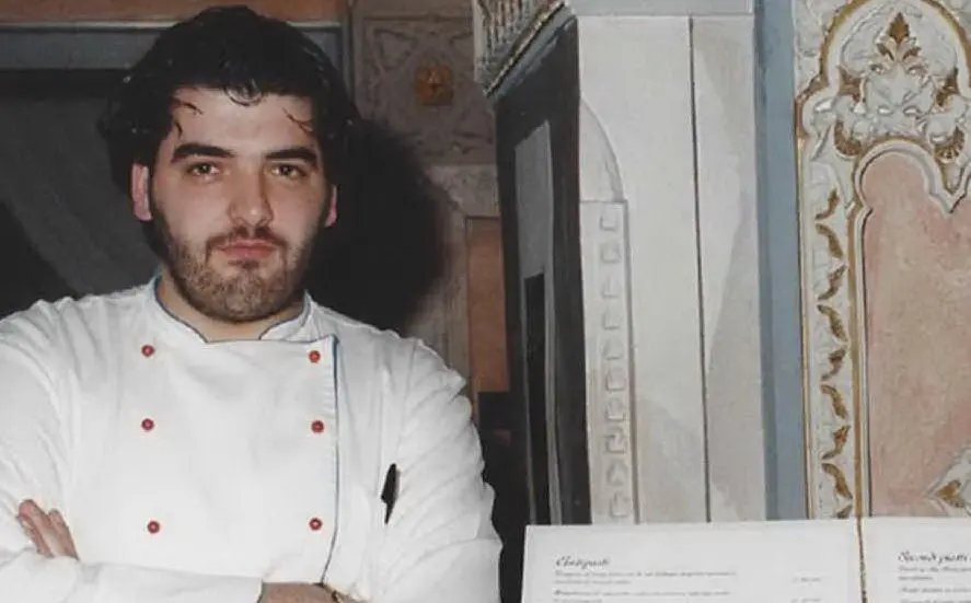 Un'immagine di un giovane Antonino Cannavacciuolo