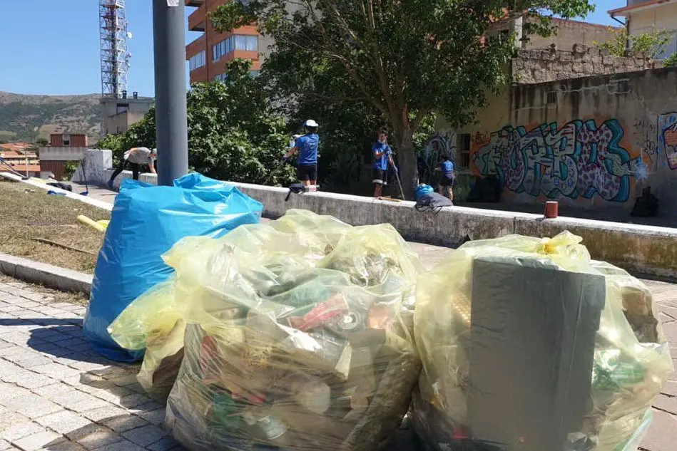 I rifiuti in Piazza Berlinguer (foto Scano)