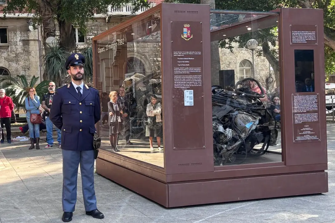 L'auto su cui viaggavano Falcone e la moglie Francesca Morvillo esposta in piazza del Carmine