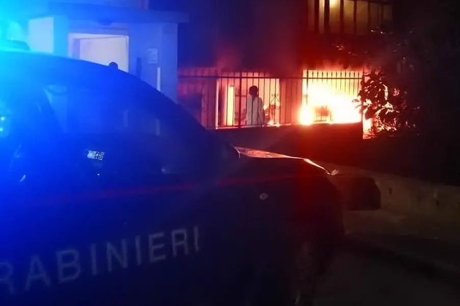 I carabinieri sul luogo dell'incendio (L'Unione Sarda - foto Pani)