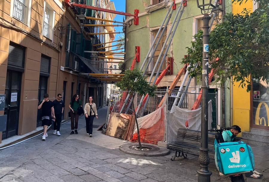 «In via Dettori solo rifiuti e degrado»